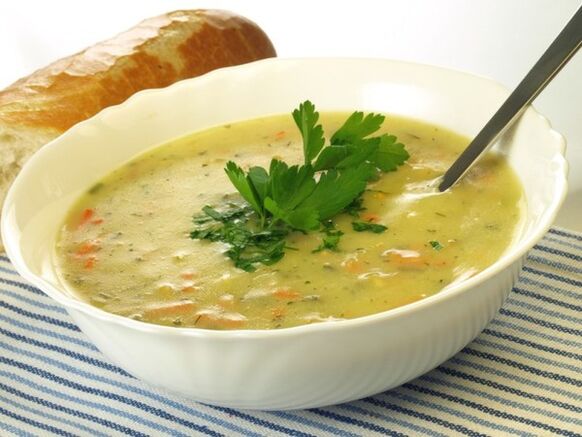 Zuppa di purea di verdure con barbabietole nel menu dietetico da bere per dimagrire