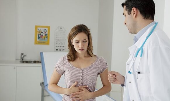 Il gastroenterologo spiega dettagliatamente al paziente affetto da pancreatite come mangiare per non danneggiare l'organismo