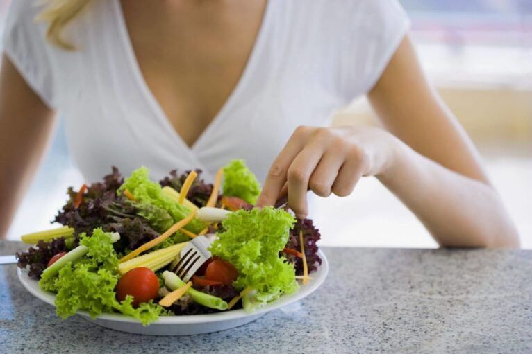 Mangia insalata di verdure con la tua dieta preferita